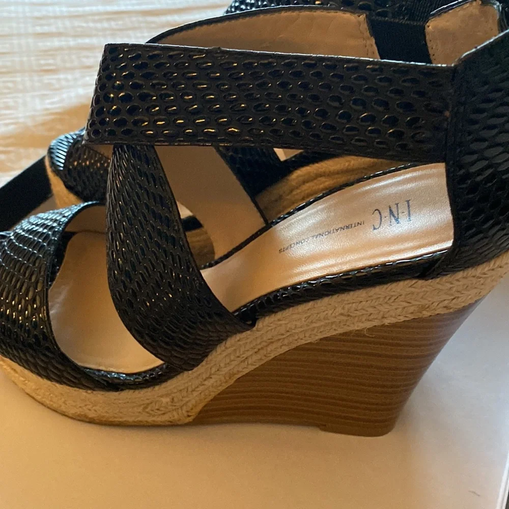 Sandals - Picture 2 of 8